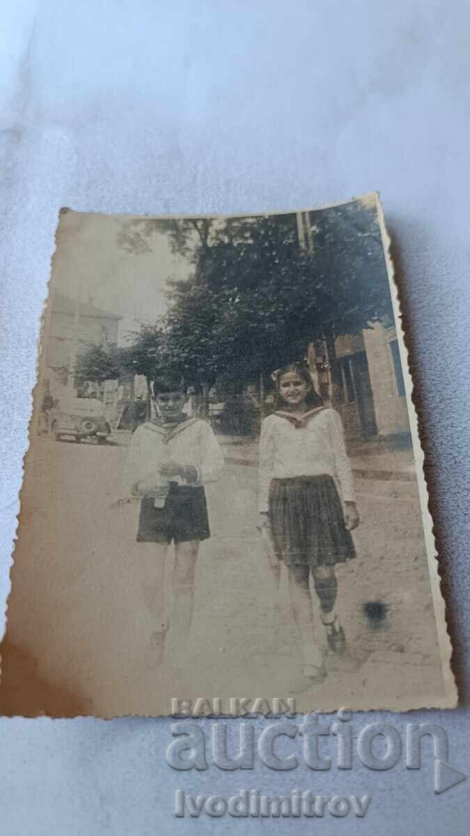 Φωτογραφία Σόφιας, αγόρι και κορίτσι με μαντήλια πρωτοπόρων Φωτογραφία Σόφιας, αγόρι και κορίτσι με μαντήλια πρωτοπόρων