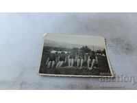 Fotografie cu cinci fete tinere în costume de baie retro, stând pe iarbă