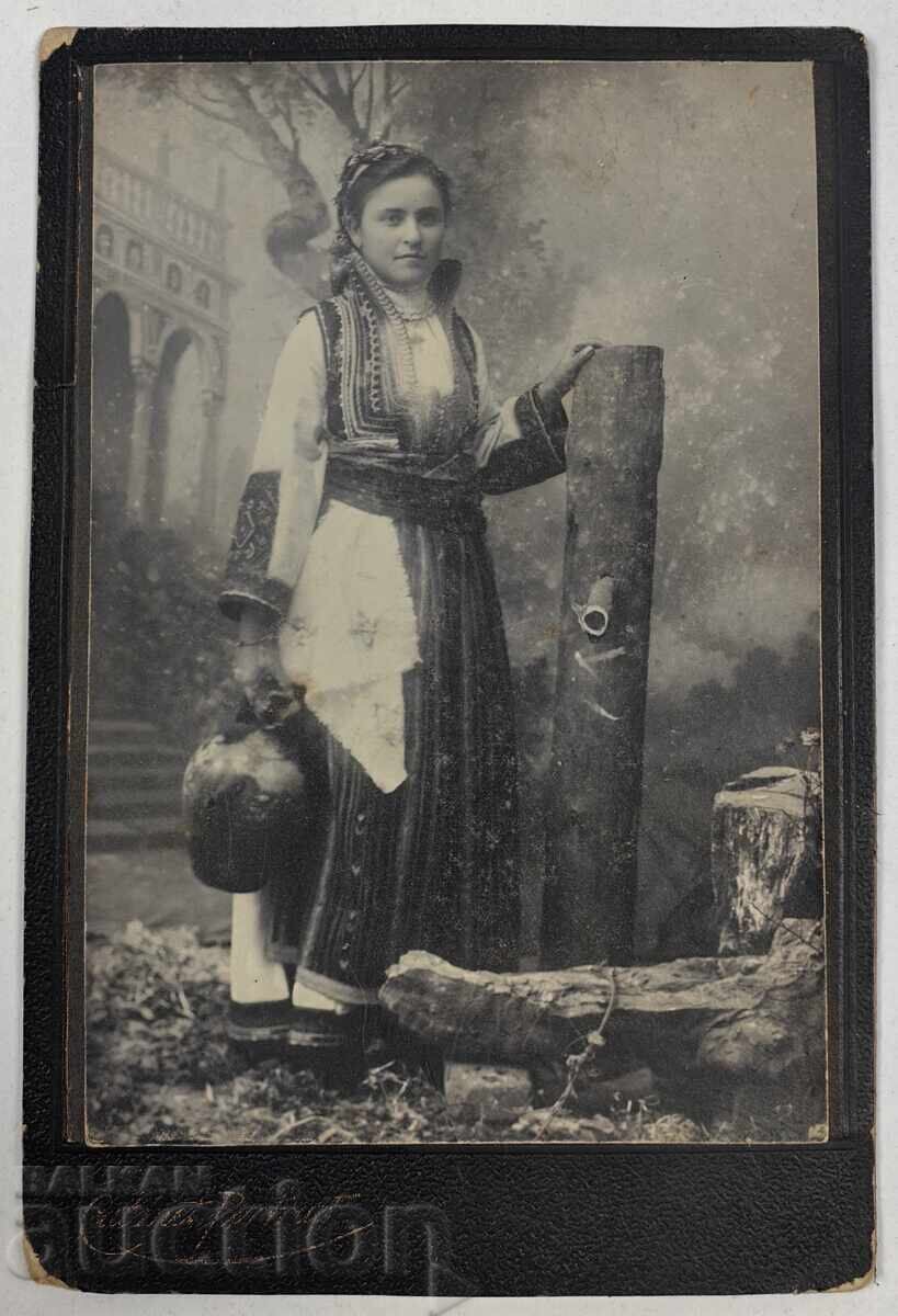 1904 FEMEIE FRUMOASĂ PURTÂND ULCIOR FOTOGRAFIE CARTON