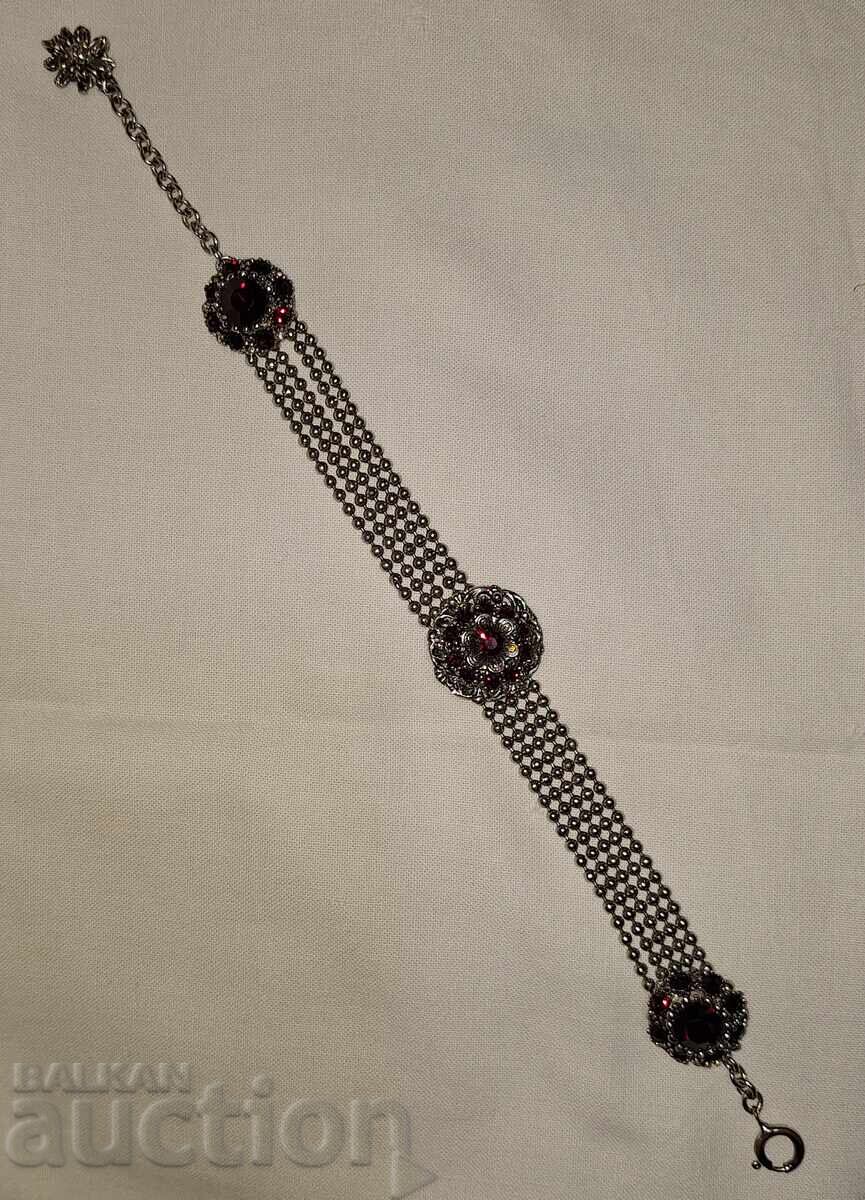 Auction  Beautiful vintage women's bracelet with red stones