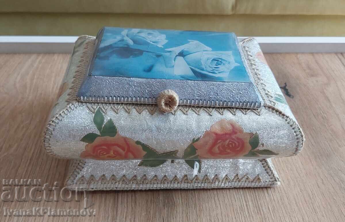 Cutie retro pentru colecționari cu preț 24.00 BGN | € 12.27