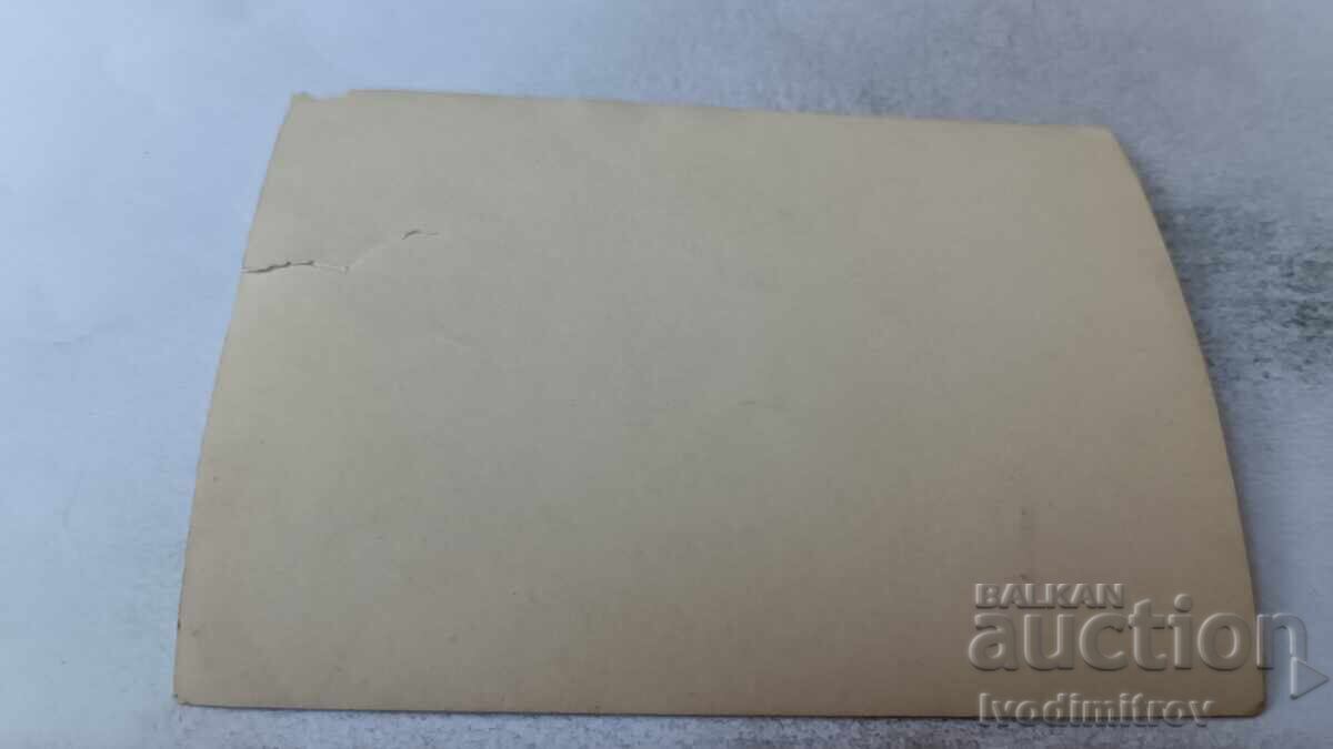 Φωτογραφία Άνδρες και γυναίκες μπροστά από μονοκατοικία με τιμή 2.45 BGN | € 1.25 Φωτογραφία Άνδρες και γυναίκες μπροστά από μονοκατοικία με τιμή 2.45 BGN | € 1.25