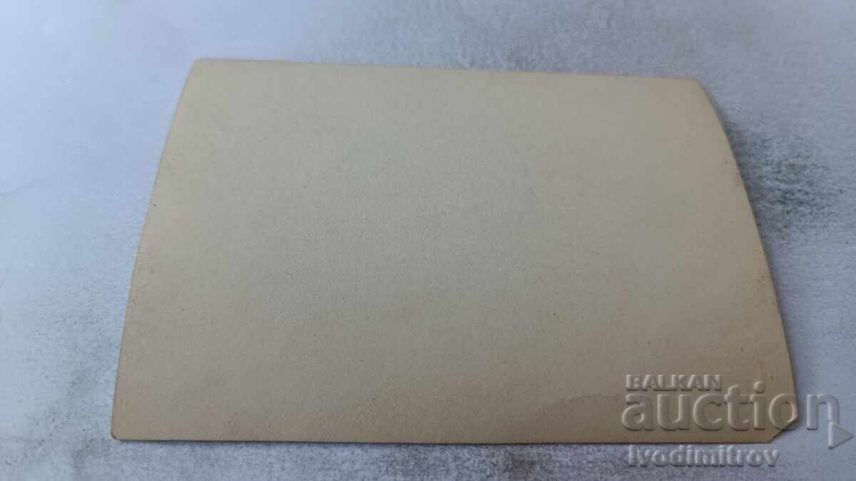 Снимка Мъже и жени пред еднофамилна къща с цена 2.45 лв. | € 1.25 Снимка Мъже и жени пред еднофамилна къща с цена 2.45 лв. | € 1.25