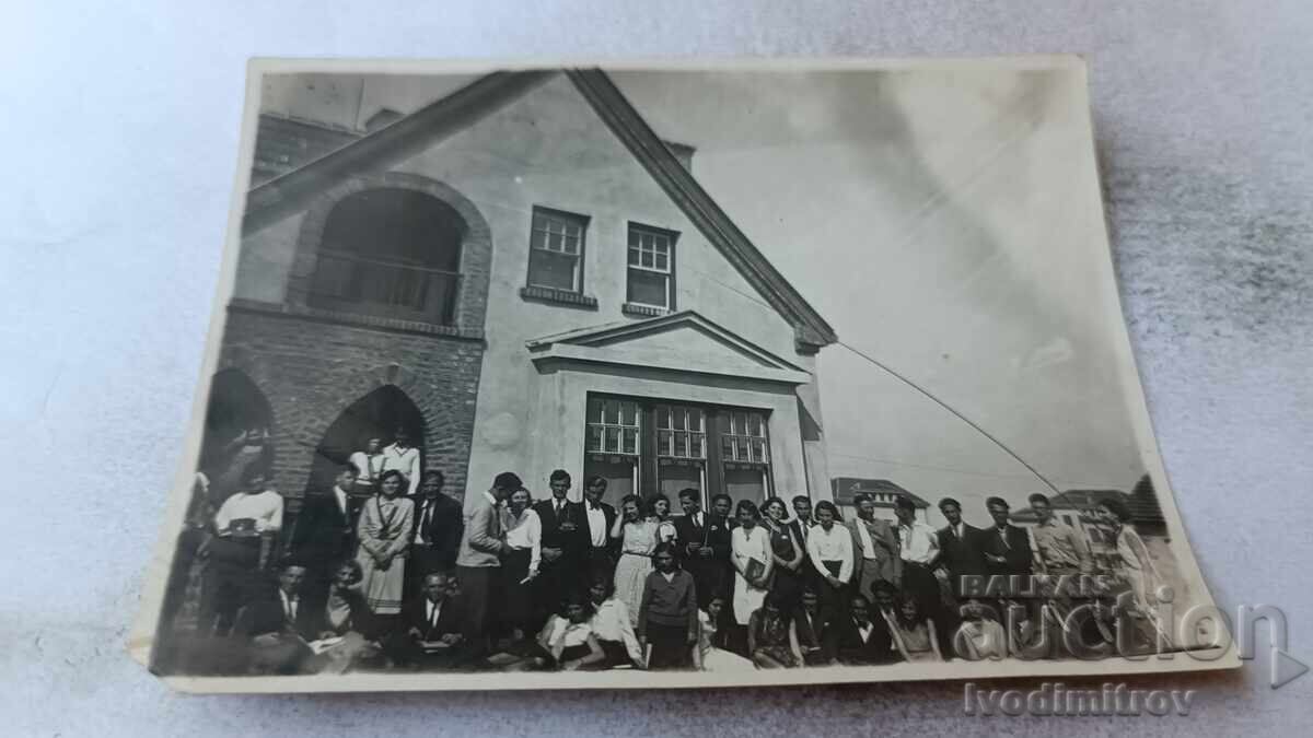 Снимка Мъже и жени пред еднофамилна къща Снимка Мъже и жени пред еднофамилна къща