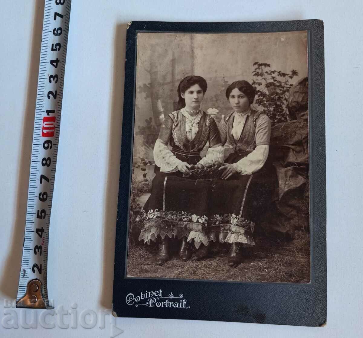 COSTUMES COSTUMES WOMEN PHOTO KINGDOM BULGARIA CARDBOARD with price 29.00 BGN | € 14.83 COSTUMES COSTUMES WOMEN PHOTO KINGDOM BULGARIA CARDBOARD with price 29.00 BGN | € 14.83