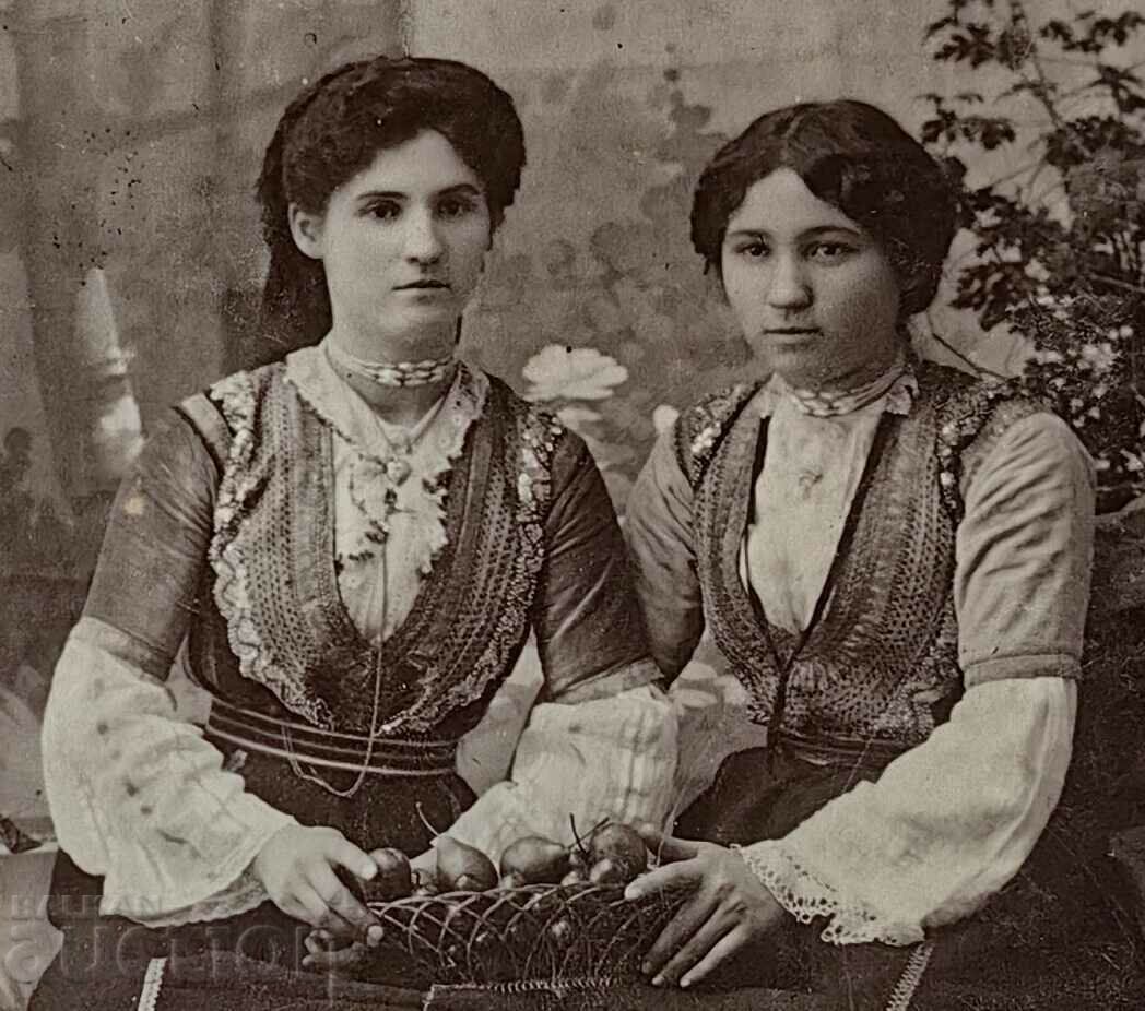 Auction COSTUMES COSTUMES WOMEN PHOTO KINGDOM BULGARIA CARDBOARD Auction COSTUMES COSTUMES WOMEN PHOTO KINGDOM BULGARIA CARDBOARD