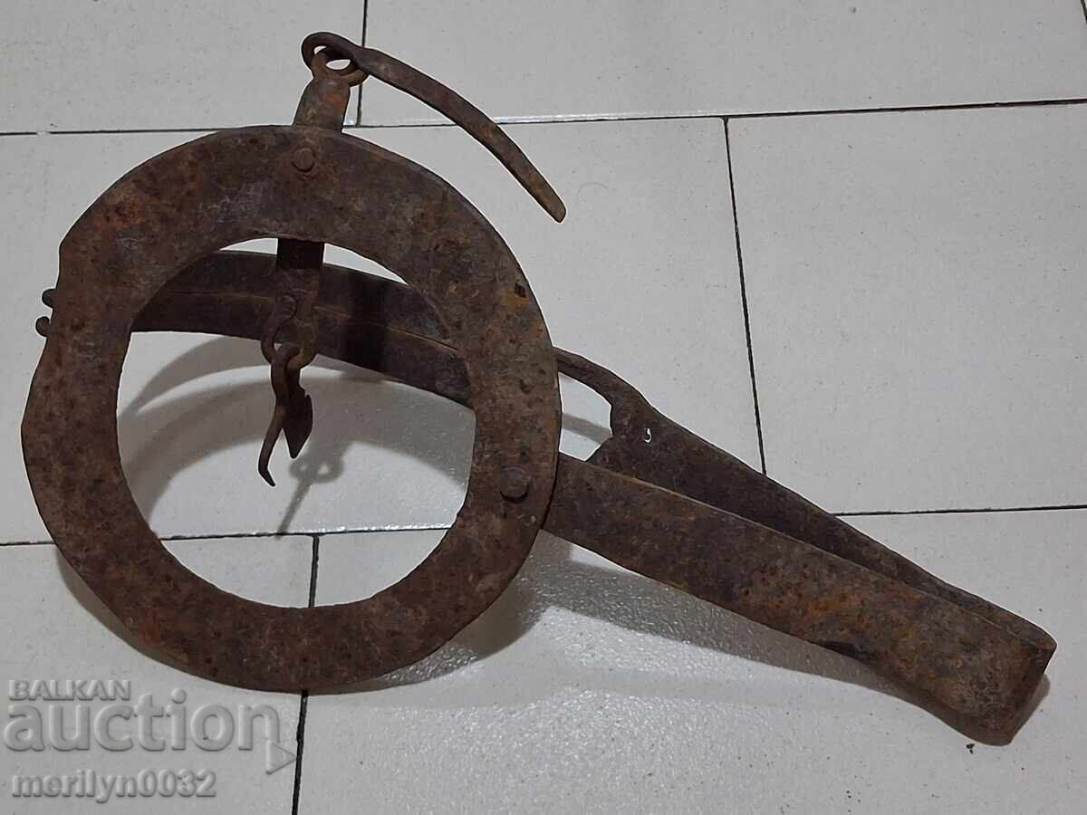 Παράδοση Σφυρήλατο σίδερο από σφυρήλατο ράμφος παγίδα στο χέρι Παράδοση Σφυρήλατο σίδερο από σφυρήλατο ράμφος παγίδα στο χέρι