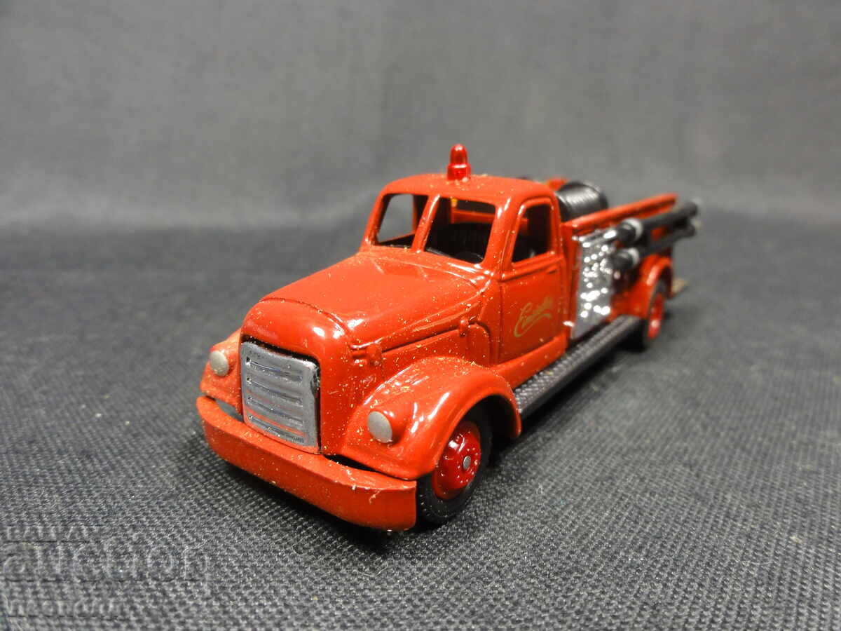 1/64 RETRO METAL CAR FIRE TRUCK AHRENS-FOX GRELL