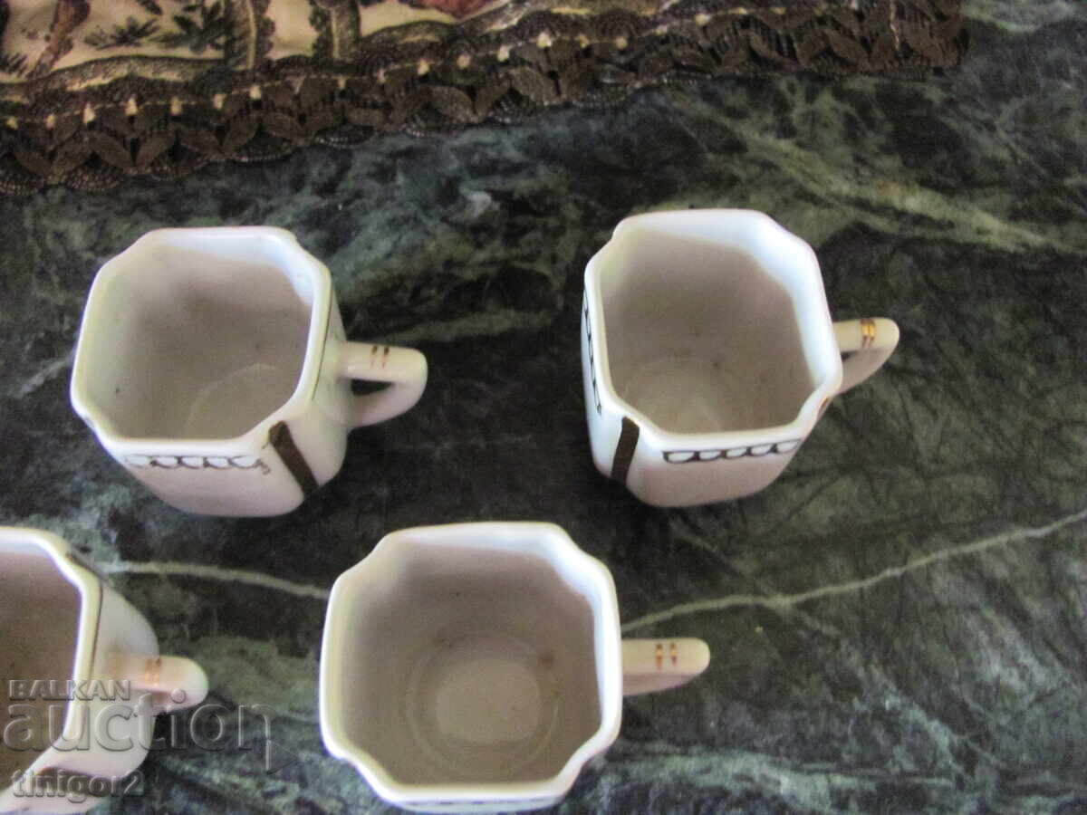 Παλιά πορσελάνινα φλιτζάνια με επιχρύσωση - Βουλγαρία, μαρκαρισμένα με τιμή 25.90 BGN | € 13.24