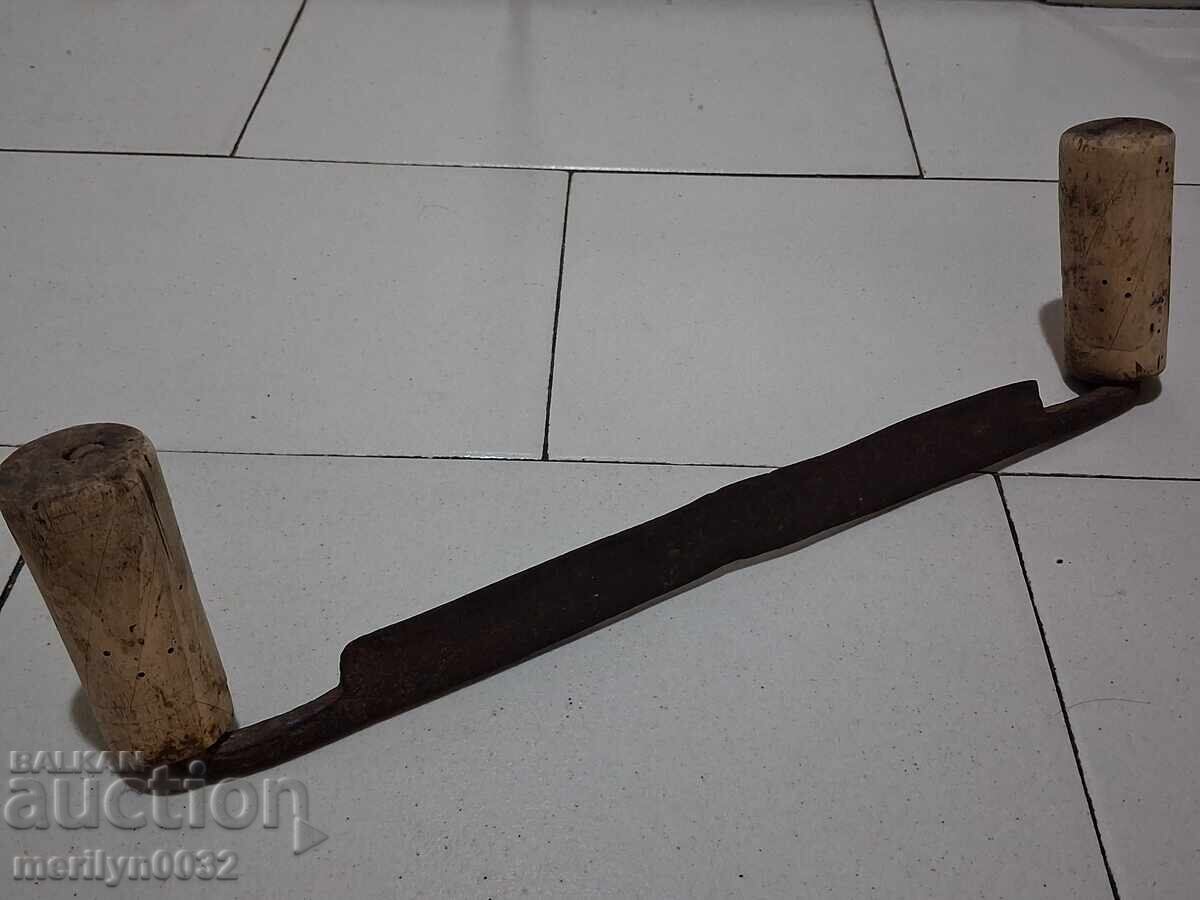 Vechi instrument de mână forjat, din fier forjat, din lemn cu preț 41.00 BGN | € 20.96 Vechi instrument de mână forjat, din fier forjat, din lemn cu preț 41.00 BGN | € 20.96