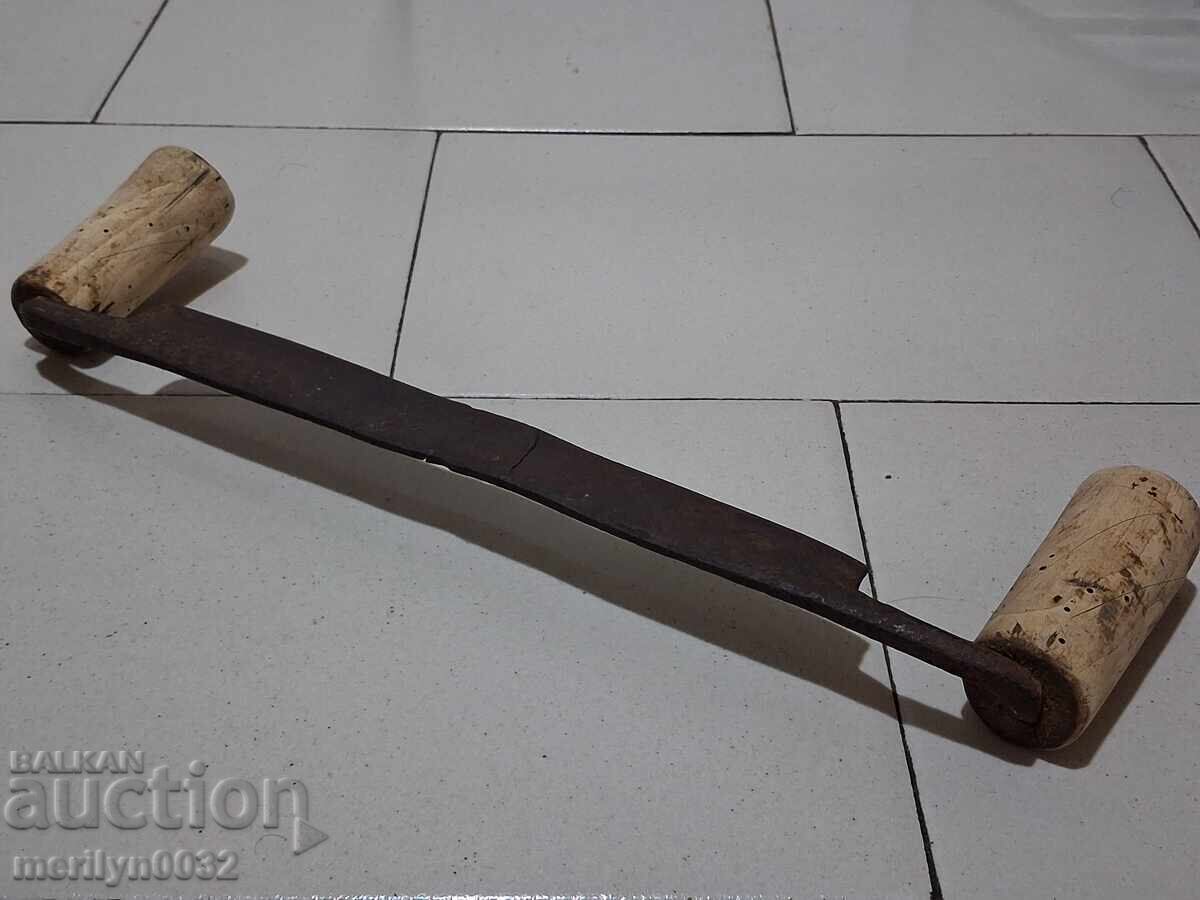 Licitație Vechi instrument de mână forjat, din fier forjat, din lemn Licitație Vechi instrument de mână forjat, din fier forjat, din lemn