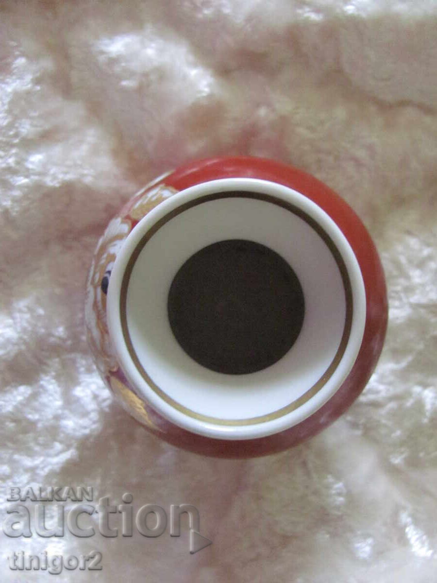 Порцеланова ваза, златен релеф, маркирана с цена 18.90 лв. | € 9.66