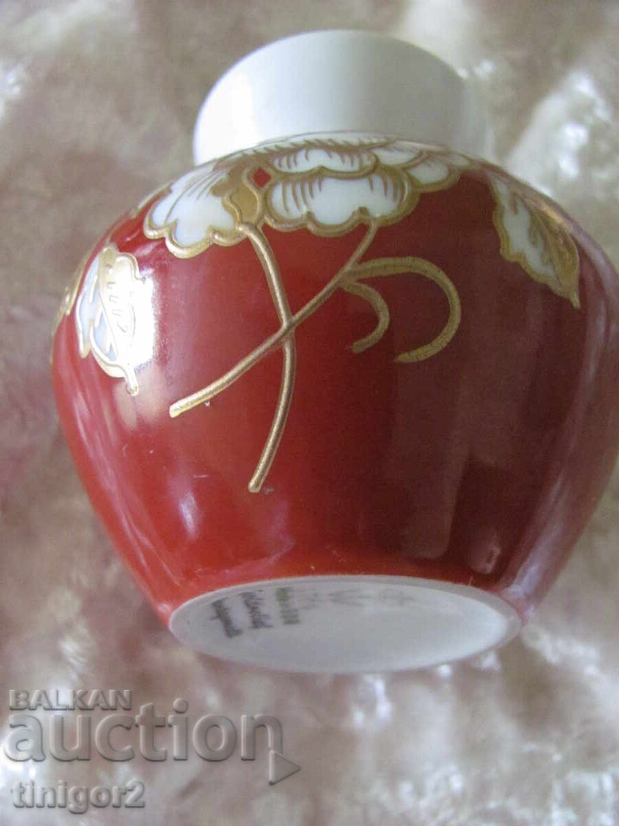 Аукцион Порцеланова ваза, златен релеф, маркирана