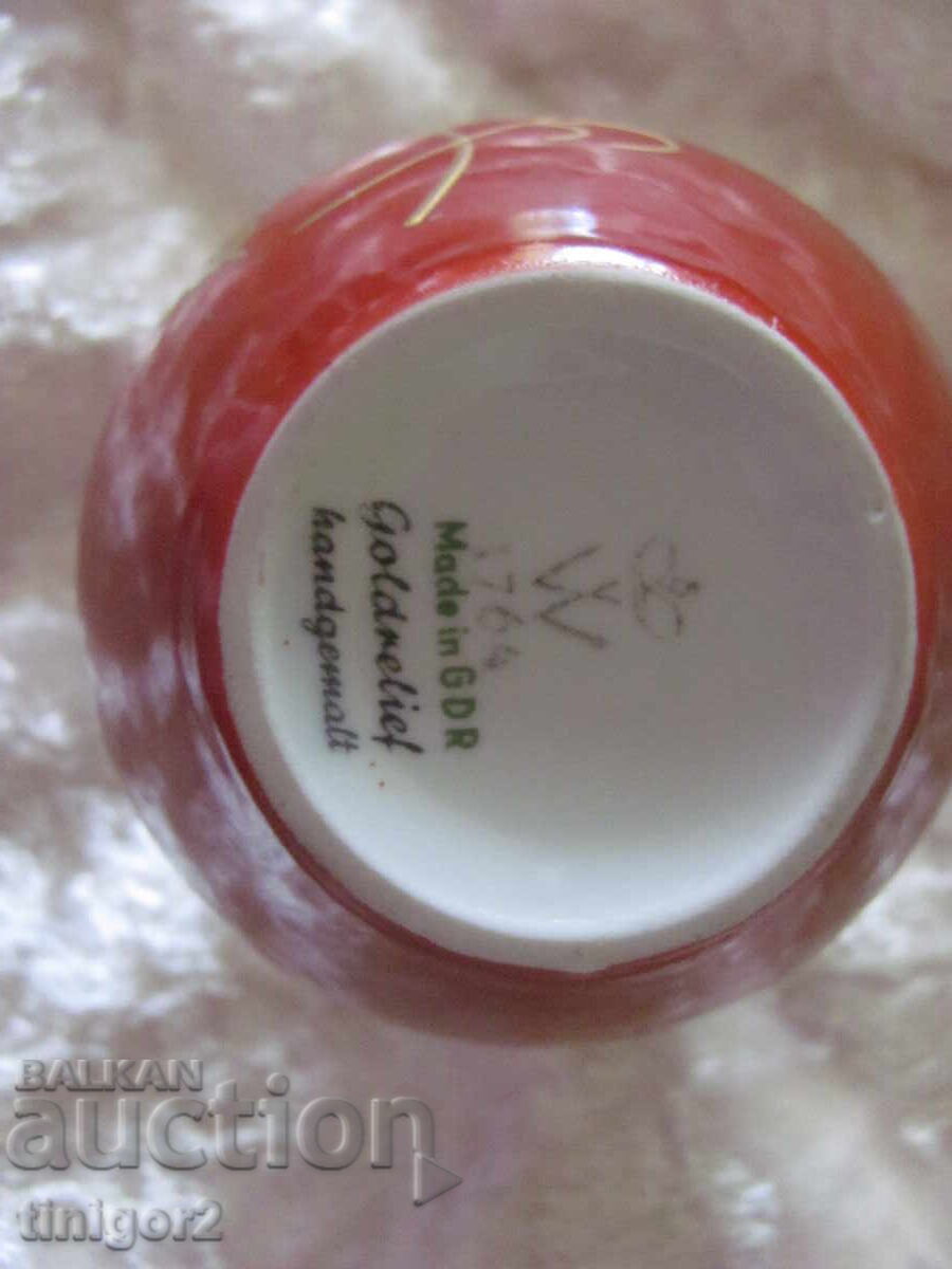 Доставка на Порцеланова ваза, златен релеф, маркирана