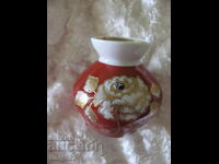 Порцеланова ваза, златен релеф, маркирана