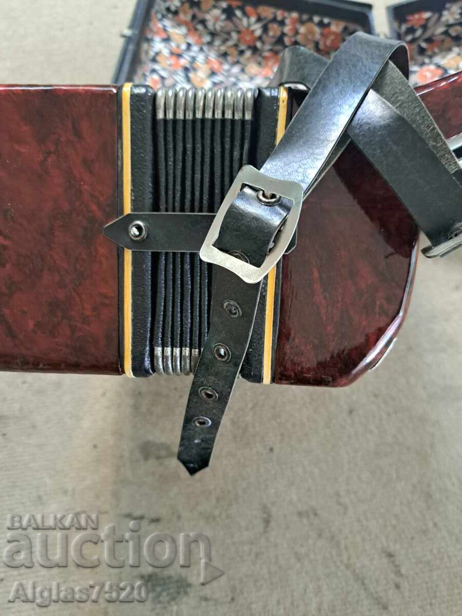 Παράδοση Παλιό ρωσικό ακορντεόν τύπου "Γκαρμόσκα" Παράδοση Παλιό ρωσικό ακορντεόν τύπου "Γκαρμόσκα"