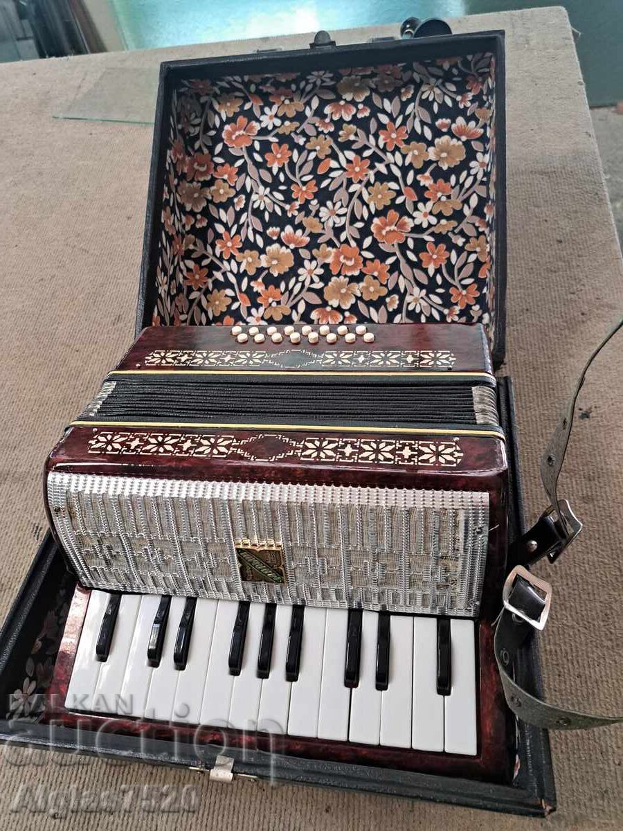 Παλιό ρωσικό ακορντεόν τύπου "Γκαρμόσκα" Παλιό ρωσικό ακορντεόν τύπου "Γκαρμόσκα"