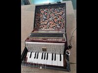 Παλιό ρωσικό ακορντεόν τύπου "Γκαρμόσκα"