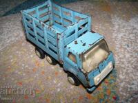 Camion din tablă, jucărie socială fabricată în Bulgaria