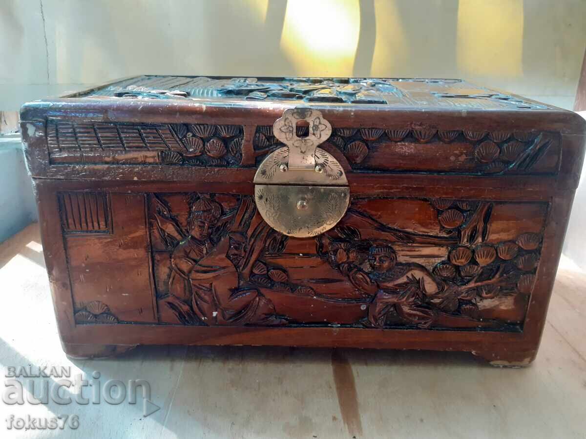 Παλιό ξύλινο κινέζικο κουτί - ξυλόγλυπτο με τιμή 119.00 BGN | € 60.84 Παλιό ξύλινο κινέζικο κουτί - ξυλόγλυπτο με τιμή 119.00 BGN | € 60.84