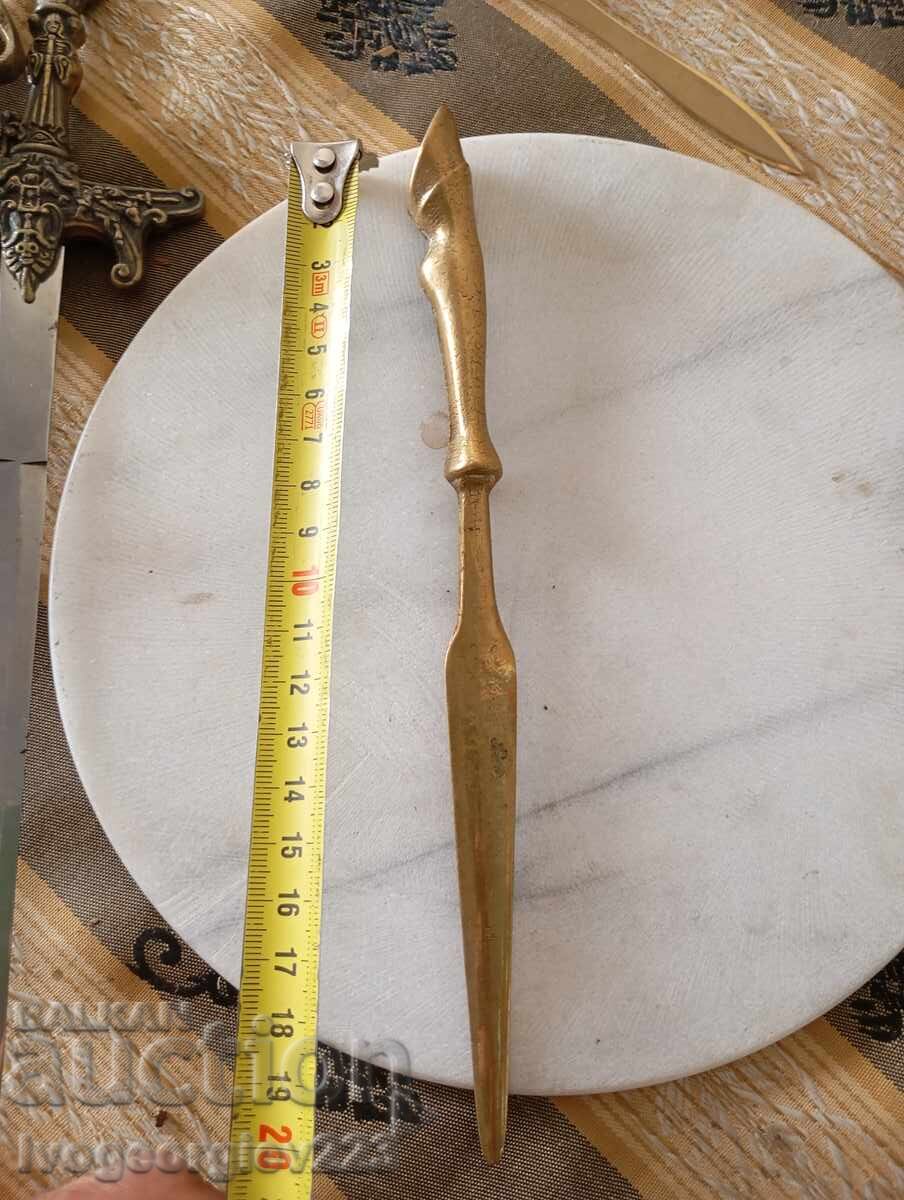 Ножче за писма- конски крак