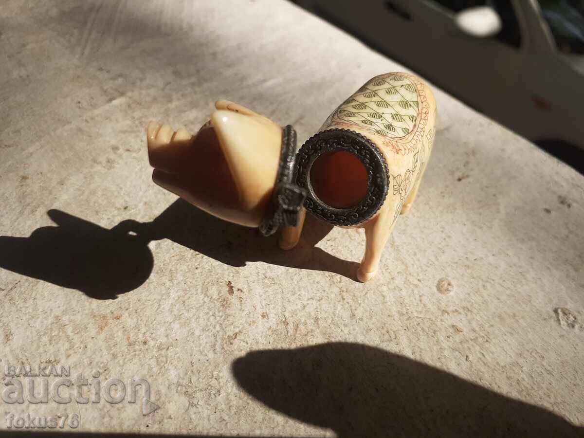 Cutie veche pentru priză de tabac porcușor fildeș cu preț 90.00 BGN | € 46.02