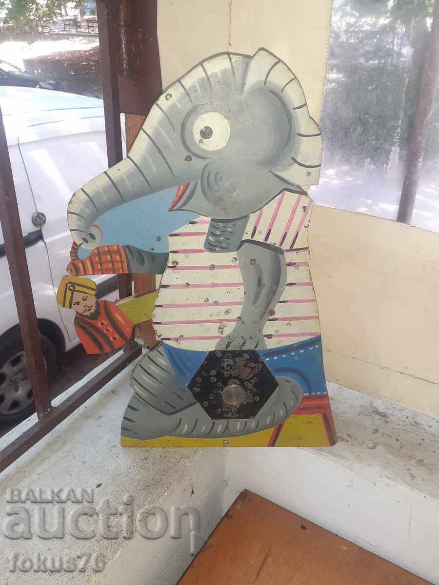 Veche țintă metalică bulgărească de jucărie de la poligon de tragere pușcă elefant Veche țintă metalică bulgărească de jucărie de la poligon de tragere pușcă elefant