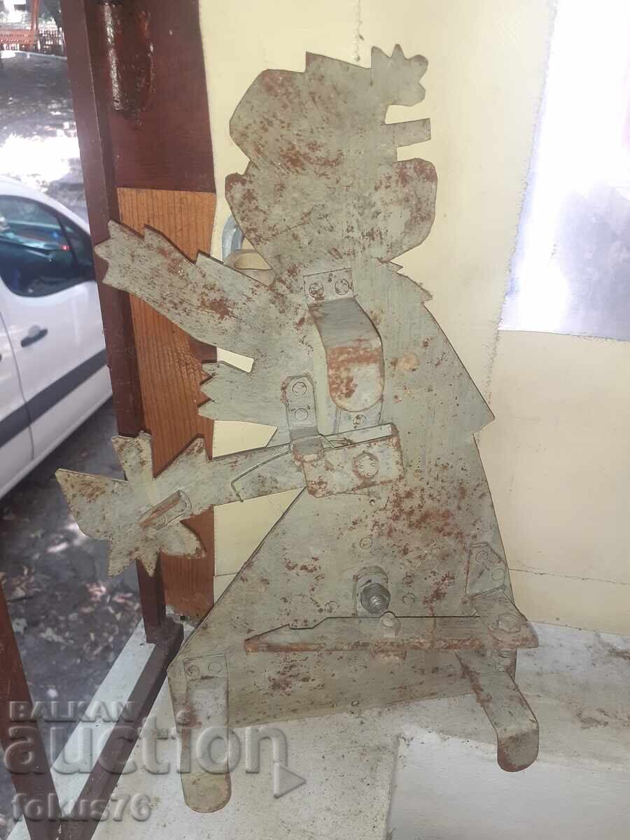 Veche țintă metalică bulgară de jucărie de la poligon pușcă urs - 6 Veche țintă metalică bulgară de jucărie de la poligon pușcă urs - 6