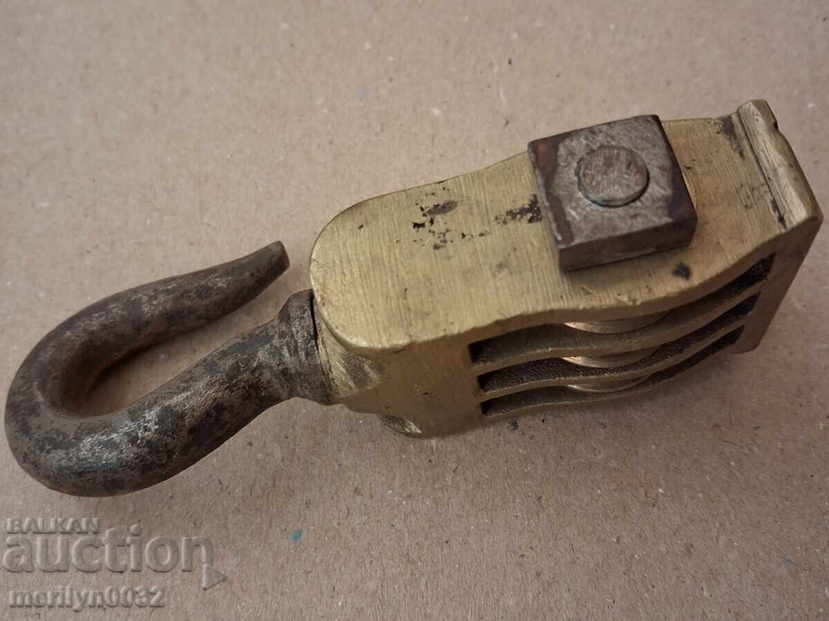 Delivery of Old wrought pulley polyspast wrought iron pulley pulley