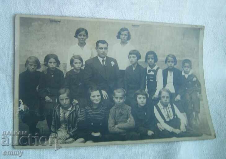 Стара снимка - деца, ученици, учител
