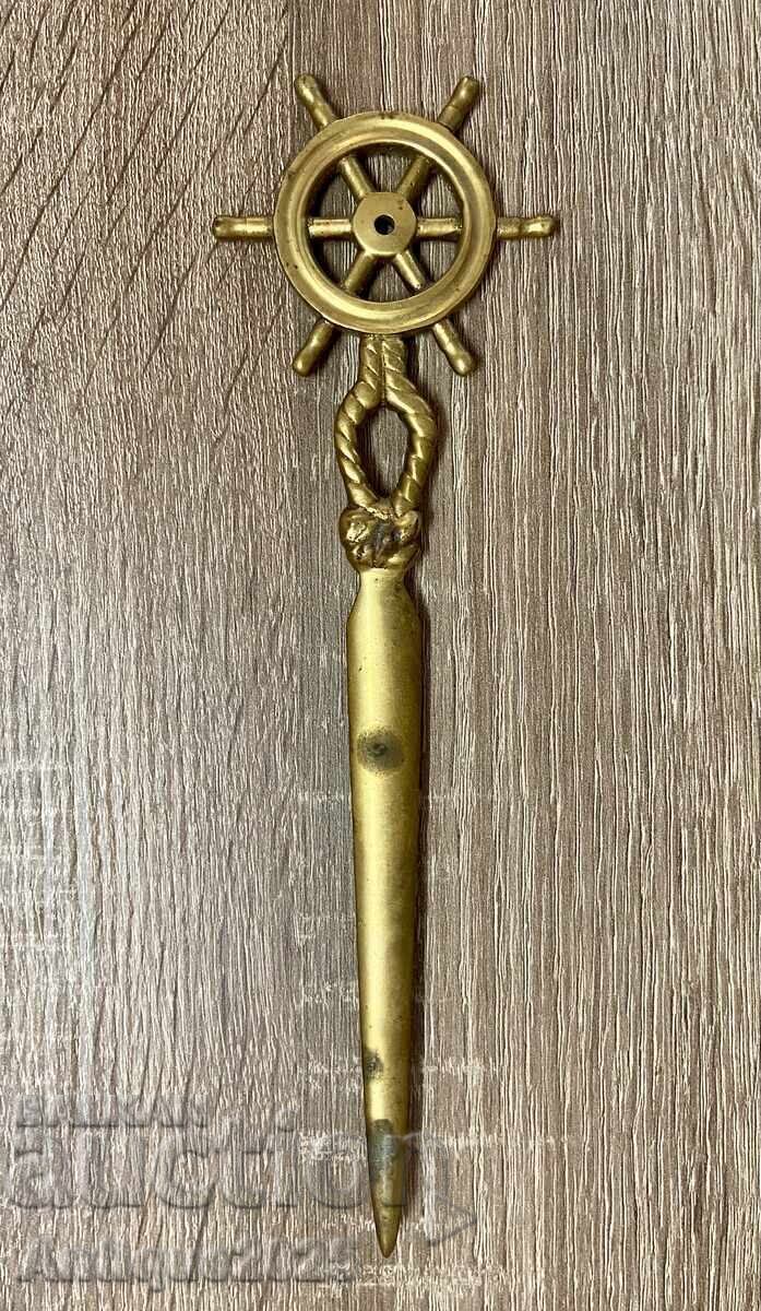 Cuțit vechi din alamă pentru scrisori cu cârmă de navă