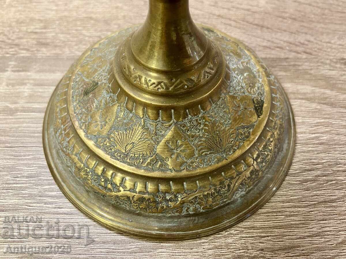 Доставка на Старинен месингов свещник с гравюра