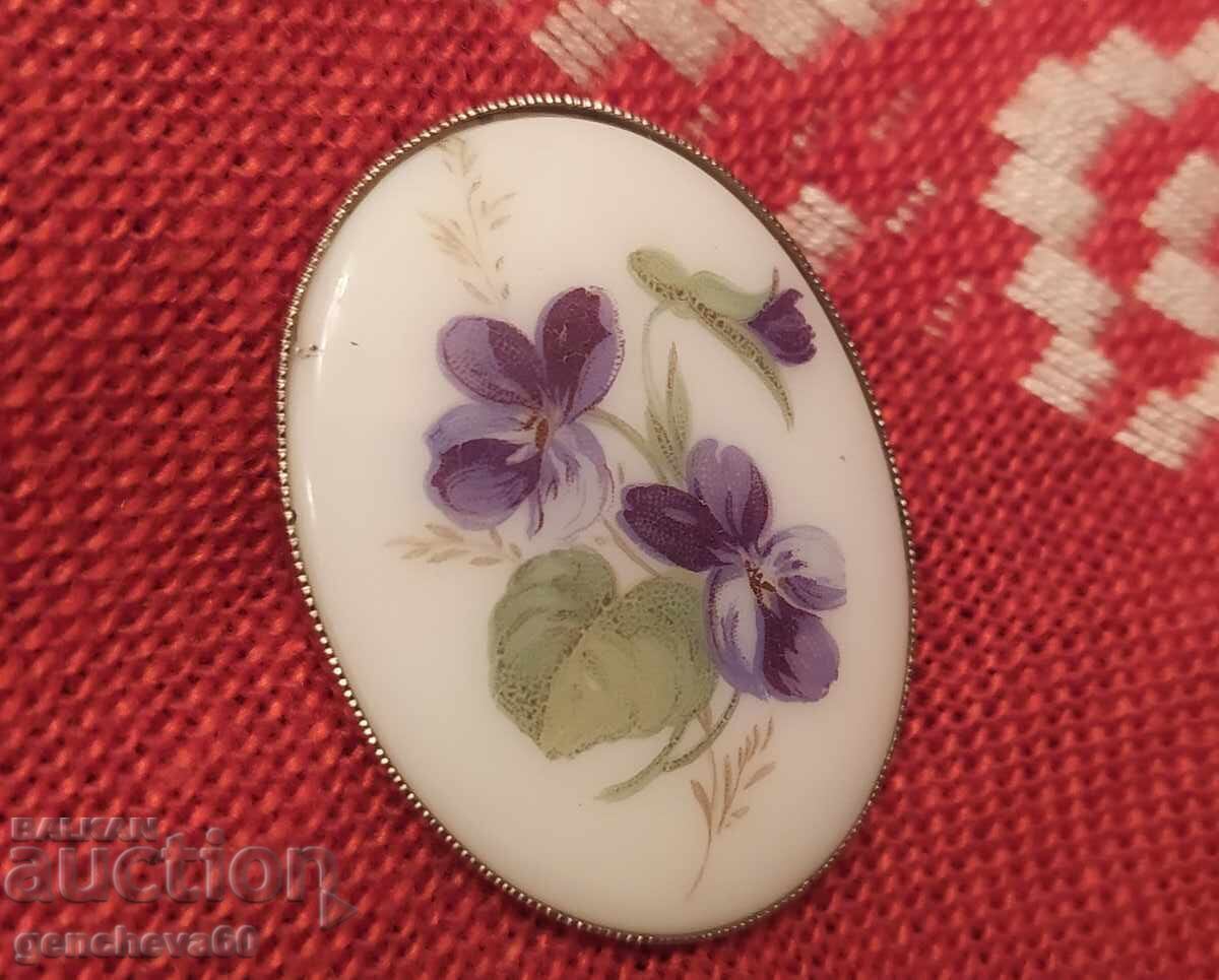 Broșă ovală din porțelan ,,Viorele" cu preț 25.00 BGN | € 12.78