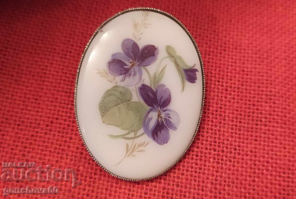 Broșă ovală din porțelan ,,Viorele"