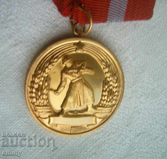 Medalia „Pentru Meritul de Luptă”, Bulgaria cu preț 12.00 BGN | € 6.14 Medalia „Pentru Meritul de Luptă”, Bulgaria cu preț 12.00 BGN | € 6.14