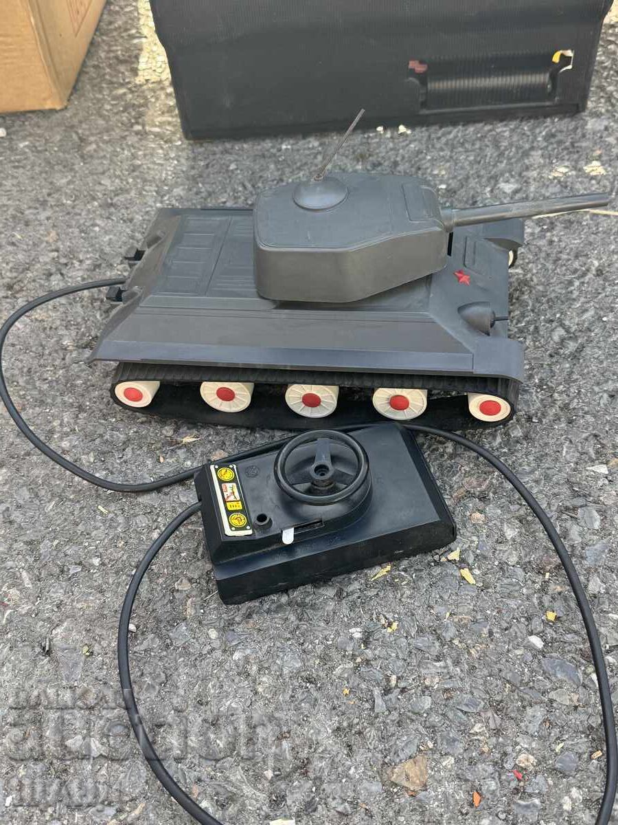 Παλιό Ρωσικό πλαστικό παιχνίδι μοντέλο τανκ με κουτί με τιμή 40.25 BGN | € 20.58