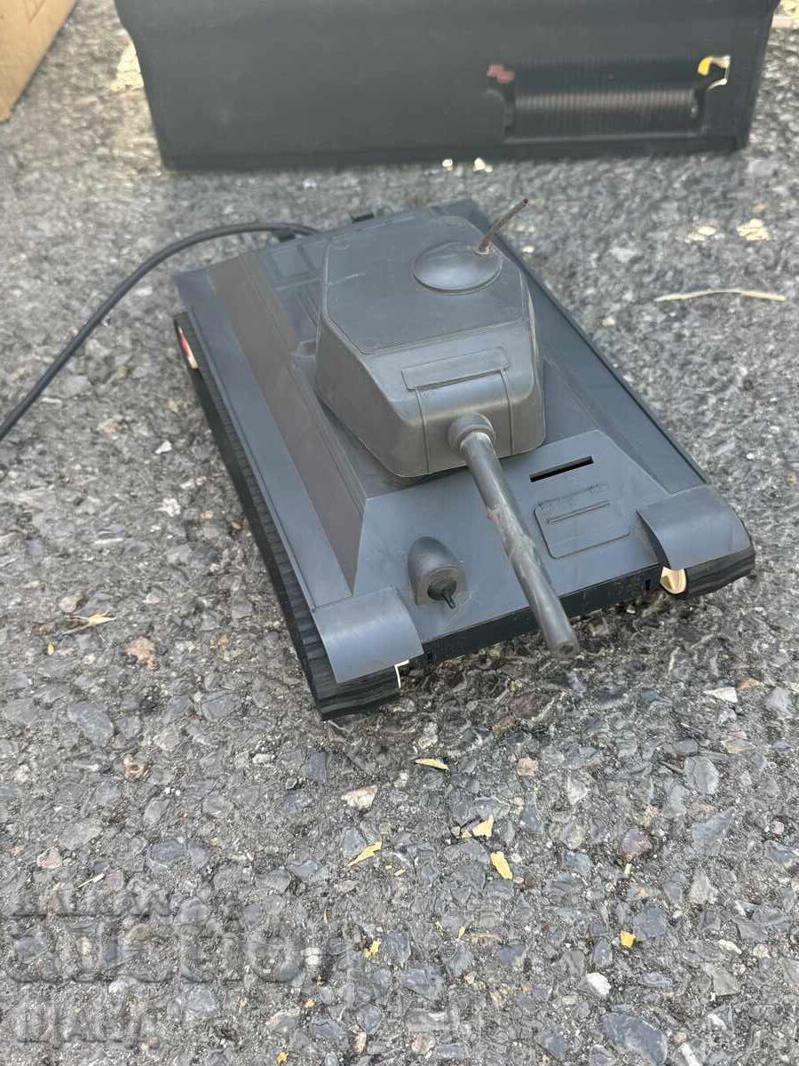 Δημοπρασία Παλιό Ρωσικό πλαστικό παιχνίδι μοντέλο τανκ με κουτί