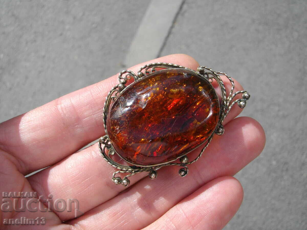 Veche broșă mare cu chihlimbar cu preț € 43.00 | 84.10 BGN