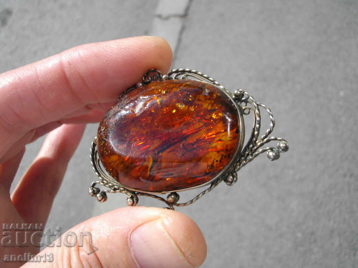 Licitație Veche broșă mare cu chihlimbar