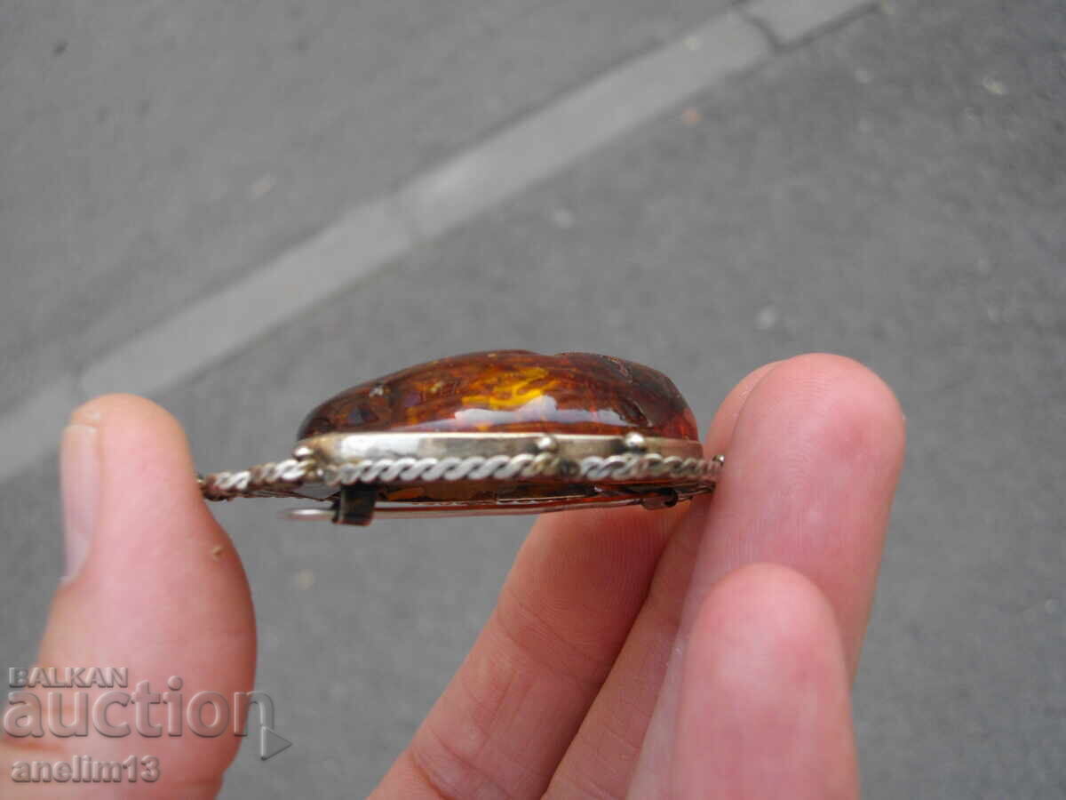 Livrarea Veche broșă mare cu chihlimbar