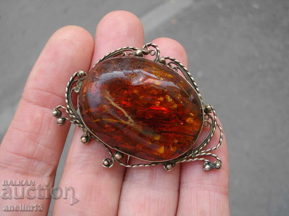 Veche broșă mare cu chihlimbar