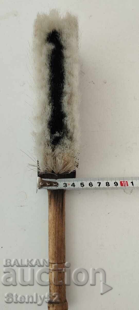 Παλιά βούρτσα με συνθετική τρίχα, ξύλινη λαβή με τιμή 10.00 BGN | € 5.11