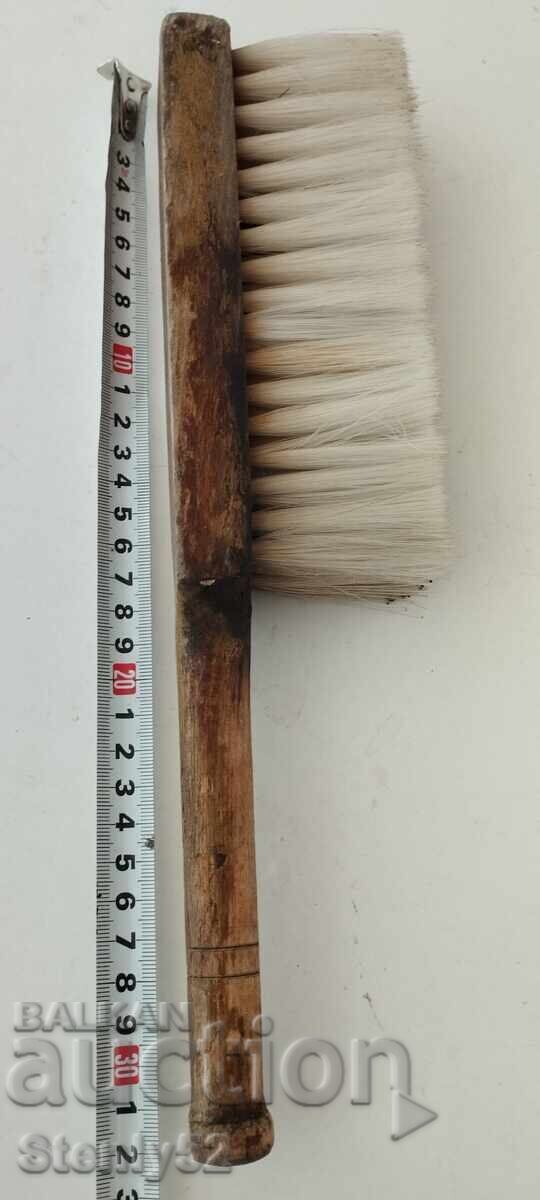 Παλιά βούρτσα με συνθετική τρίχα, ξύλινη λαβή