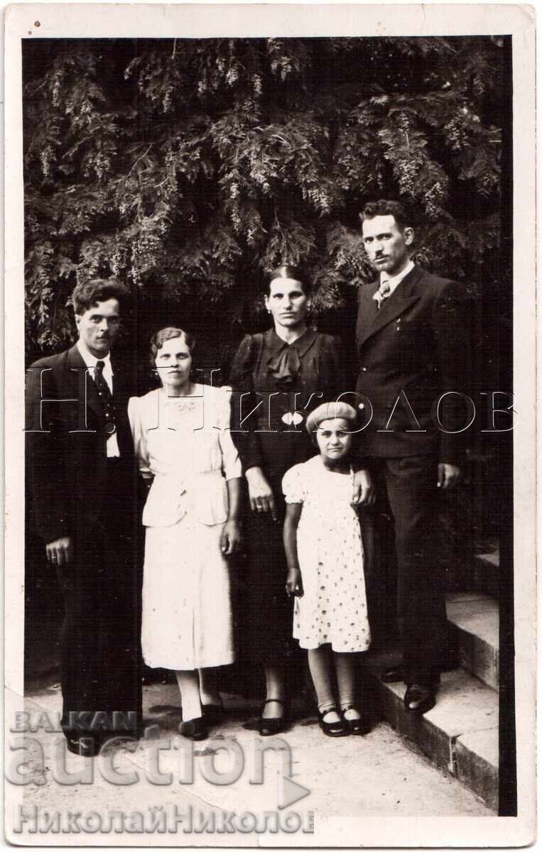 FOTOGRAFIE VECHE DOUĂ FAMILII LA EXCURSIE E141