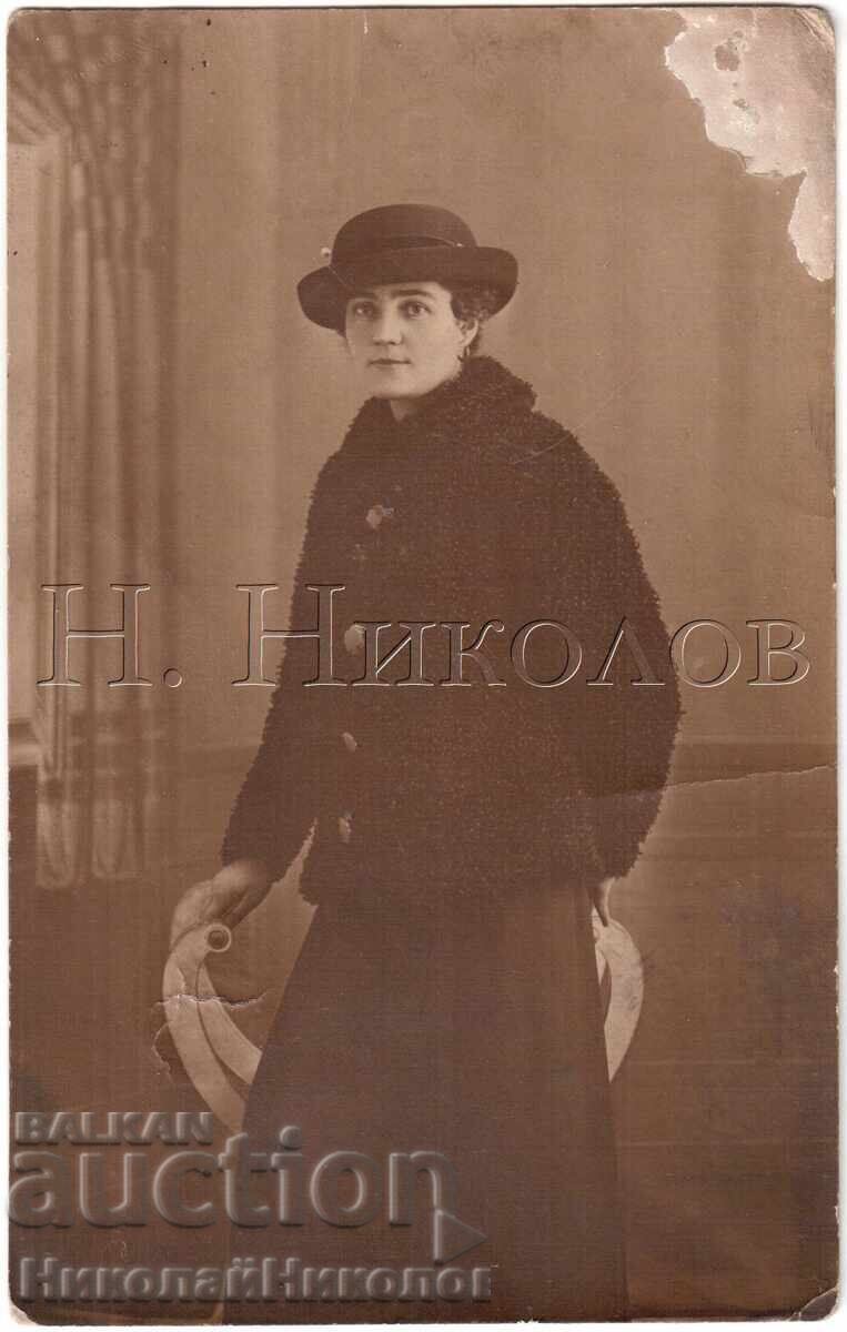 OLD PHOTO YOUNG WOMAN IN STUDIO E147