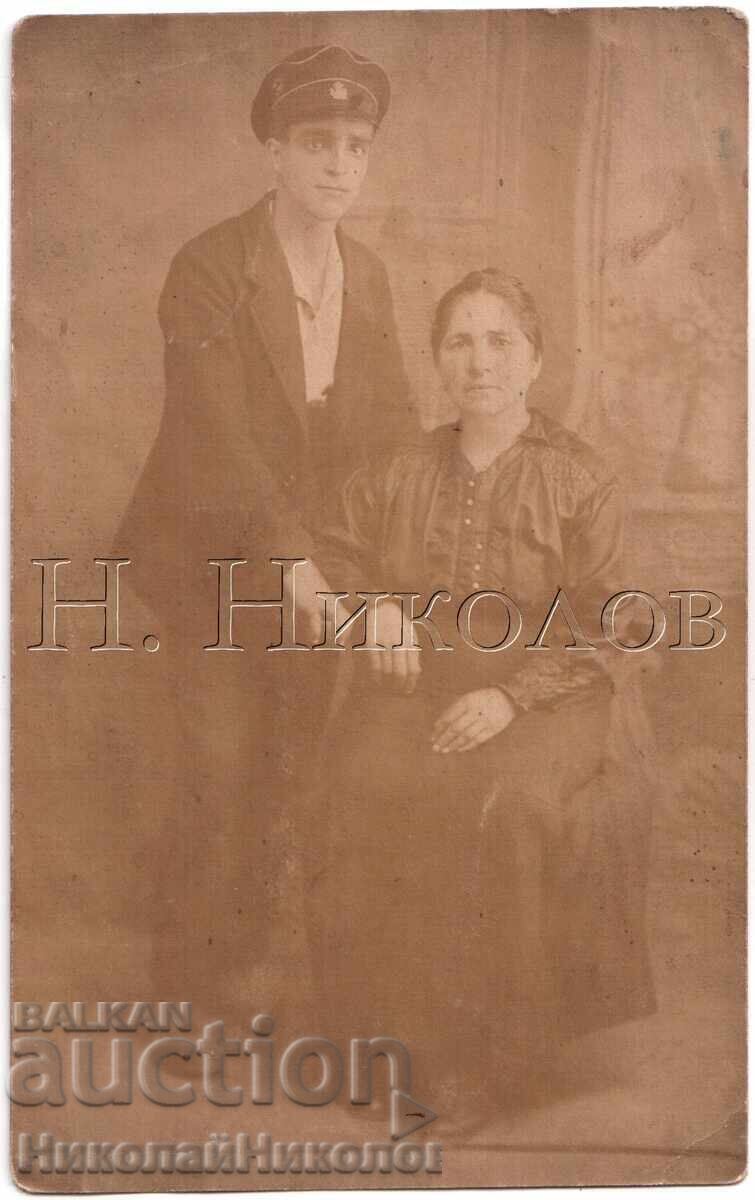 OLD PHOTO OF A GYMNASIUM STUDENT WITH HIS MOTHER IN STUDIO E148