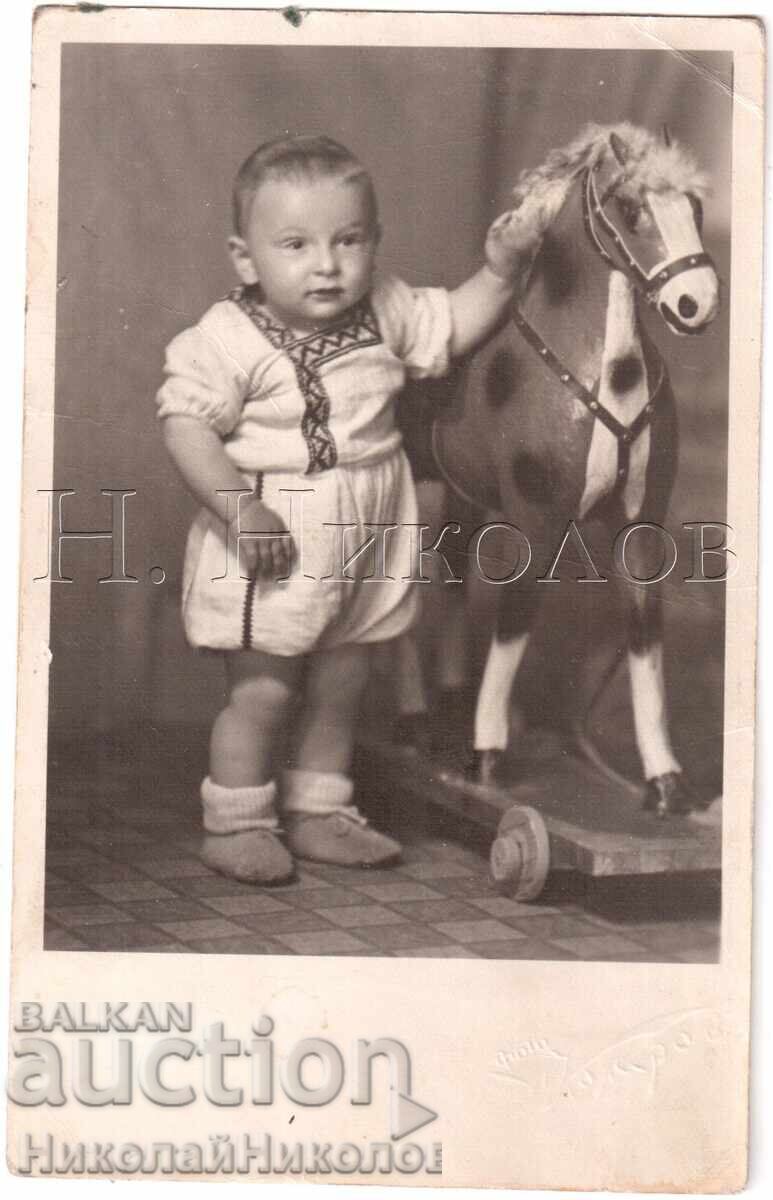 СТАРА СНИМКА МАЛКО МОМЧЕ В СТУДИО ФОТО КОЛАРОВ Е150 СТАРА СНИМКА МАЛКО МОМЧЕ В СТУДИО ФОТО КОЛАРОВ Е150