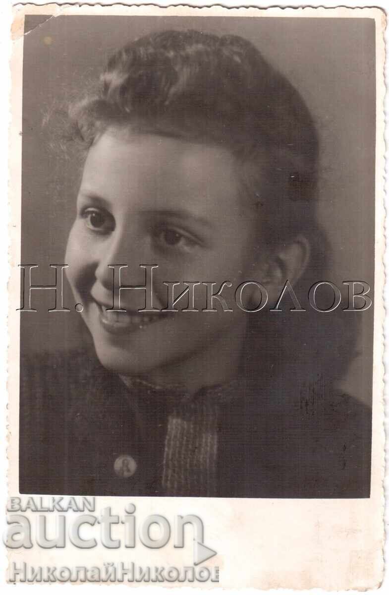 ΠΑΛΙΑ ΦΩΤΟΓΡΑΦΙΑ ΚΟΡΙΤΣΙ ΣΕ ΣΤΟΥΝΤΙΟ Ε152