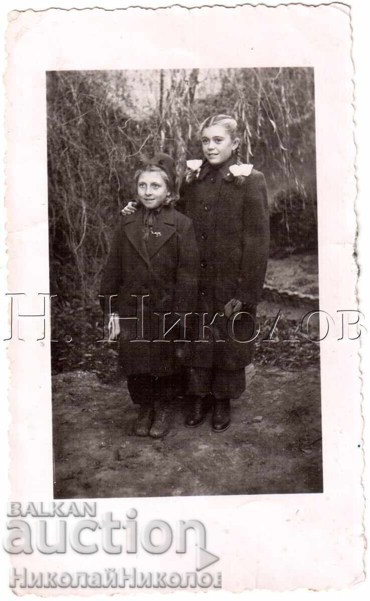 FOTOGRAFIE MICĂ VECHE MAGDA ȘI MARIANA CU HAINĂ DIN UNGARIA E154