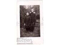 FOTOGRAFIE MICĂ VECHE MAGDA ȘI MARIANA CU HAINĂ DIN UNGARIA E154